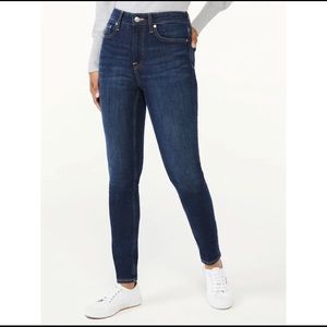 🆕Free Assembly Women's High Rise Skinny Jeans
Size: 4